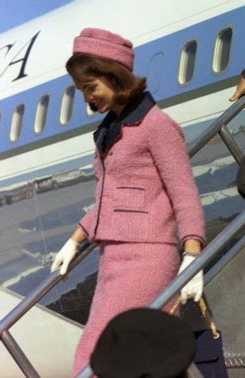 tailleur chanel rose de jacqueline bouvier kennedy|jacqueline bouvier kennedy costume.